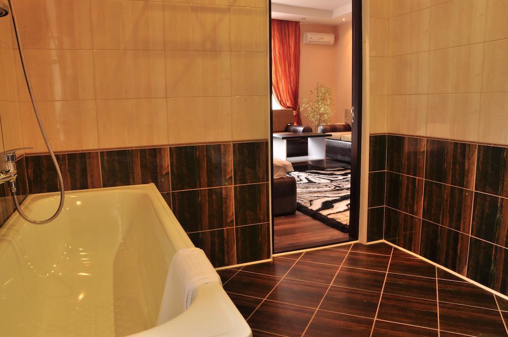 Imperial Hotel Chisinau Bagian luar foto